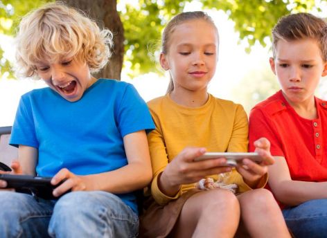 В России предложили запретить смартфоны в детских лагерях