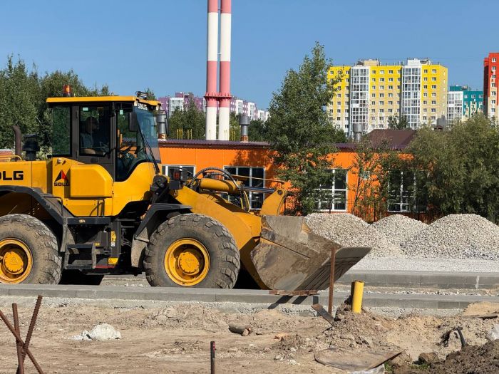 Парковка возле поликлиники №4 в Сургуте готова на 80%