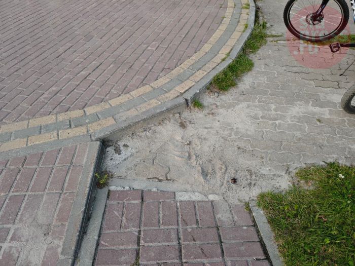 ​Доступная среда по-сургутски: в сквере Старожилов нашли опасный пандус // ФОТОФАКТ
