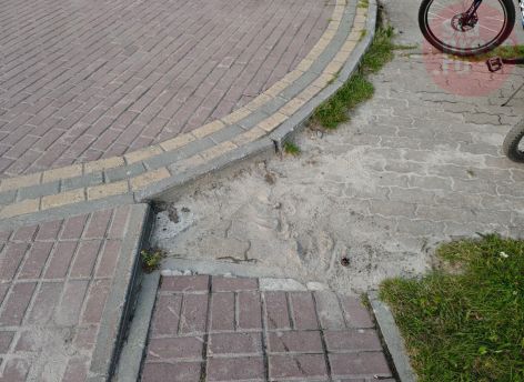 ​Доступная среда по-сургутски: в сквере Старожилов нашли опасный пандус // ФОТОФАКТ