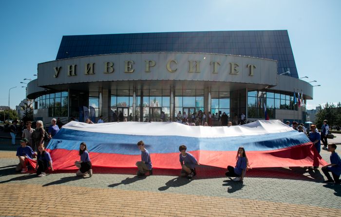 ​В День государственного флага на площади перед СурГУ развернули флаг длиной 10 метров