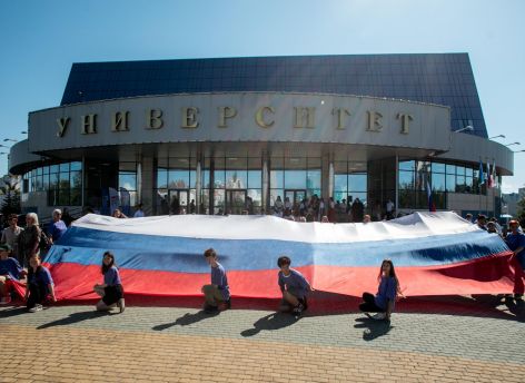 ​В День государственного флага на площади перед СурГУ развернули флаг длиной 10 метров