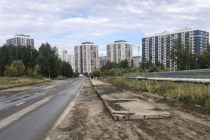 ​В 30-м микрорайоне Сургута уложили временный тротуар 