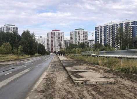 ​В 30-м микрорайоне Сургута уложили временный тротуар 