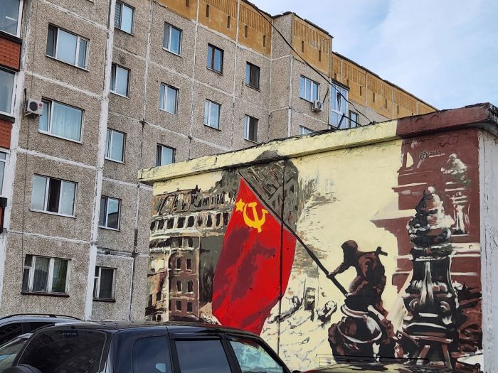 ​В Сургуте на проспекте Ленина появился патриотичный мурал