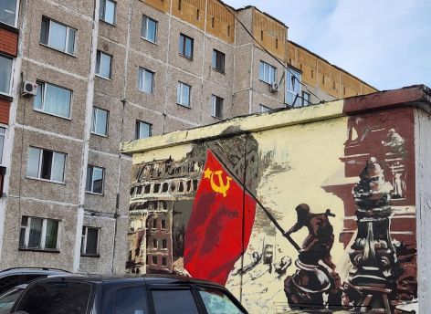 ​В Сургуте на проспекте Ленина появился патриотичный мурал