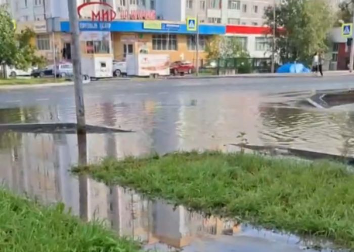 ​В Сургуте ливень затопил улицу Югорскую