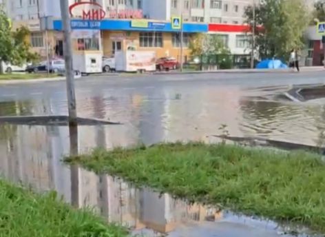 ​В Сургуте ливень затопил улицу Югорскую