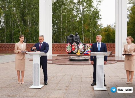 ​Александр Моор принял участие в церемонии гашения почтовой марки серии «Города трудовой доблести»