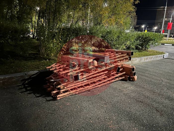 ​В Сургуте на проспекте Ленина заменили старые розовые заборы // ФОТОФАКТ