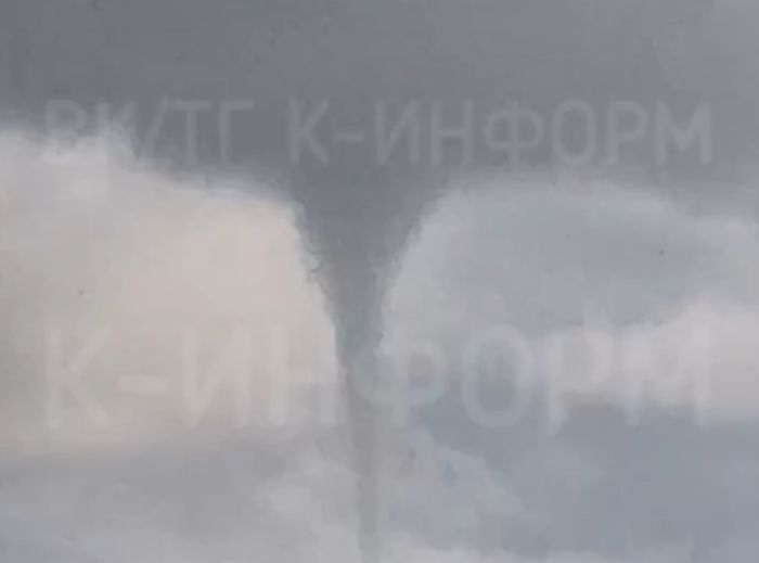 ​Необычное явление на Оби: сургутяне сняли на видео «водяной смерч»