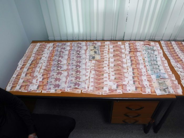 ​В Сургуте пассажиры скрыли от таможни почти полтора миллиона рублей