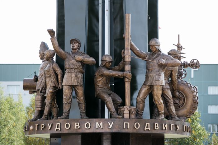 ​В Сургуте восстанавливают памятник нефтяникам