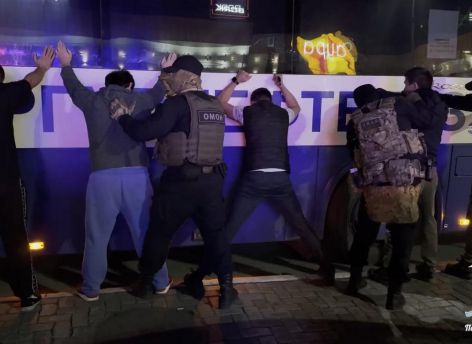 ​В Сургуте у ТЦ «Аура» проверили десятки мигрантов