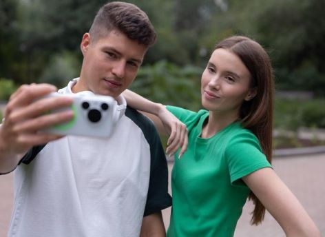 ​В Югре смартфоны с ИИ догоняют фоторедакторы по росту популярности
