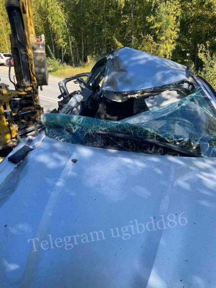 ​Трактор наехал на Renault в Нижневартовске, есть пострадавшие