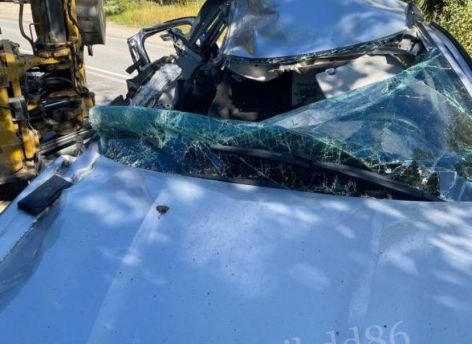 Трактор наехал на Renault в Нижневартовске, есть пострадавшие