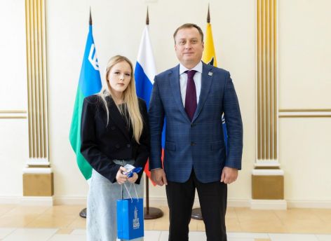 ​Максим Слепов вручил ключи от новых квартир восьми молодым сургутянам из числа детей-сирот