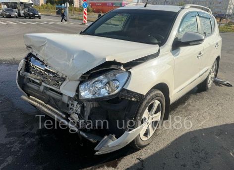 В Нижневартовске водитель Hyundai поехал на красный и спровоцировал ДТП