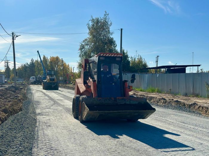 ​В Сургуте строят новую дорогу на улице Тюменской и благоустраивают Чернореченское кладбище