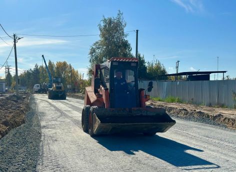 ​В Сургуте строят новую дорогу на улице Тюменской и благоустраивают Чернореченское кладбище