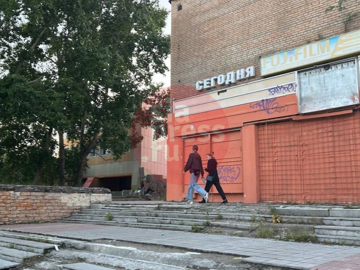 ​«Аврору» снесут, а соседний недострой останется? Депутаты Думы Сургута требуют снести все и не строить ТЦ на этом месте
