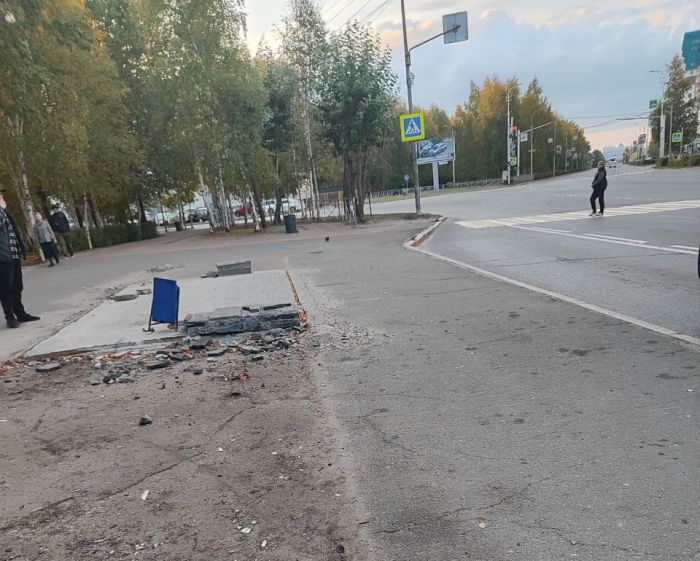 ​Бетон вместо остановки: в центре Сургута исчез остановочный павильон
