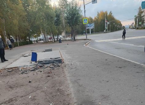 ​Бетон вместо остановки: в центре Сургута исчез остановочный павильон