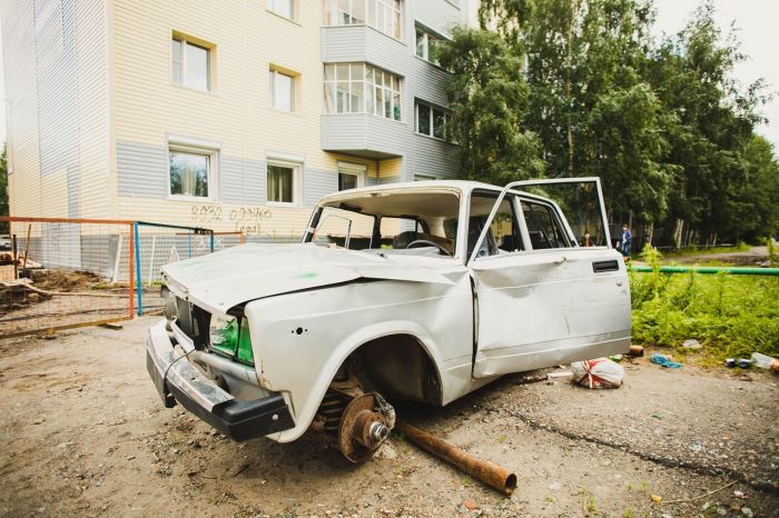 С улиц Сургута за 2025 год вывезли более 400 брошенных автомобилей