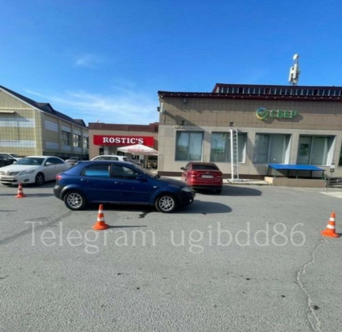​В ХМАО водитель сбил пенсионерку, двигаясь задним ходом
