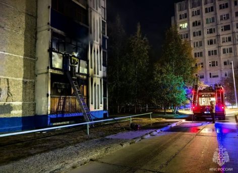 В девятиэтажке Нижневартовска вспыхнул пожар – спасено пять человек