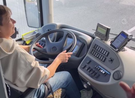 В Нижневартовске за руль муниципального автобуса впервые села женщина