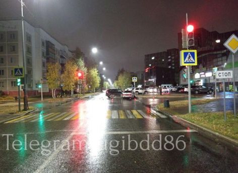 ​В Сургуте два водителя проигнорировали красный свет и столкнулись на перекрестке