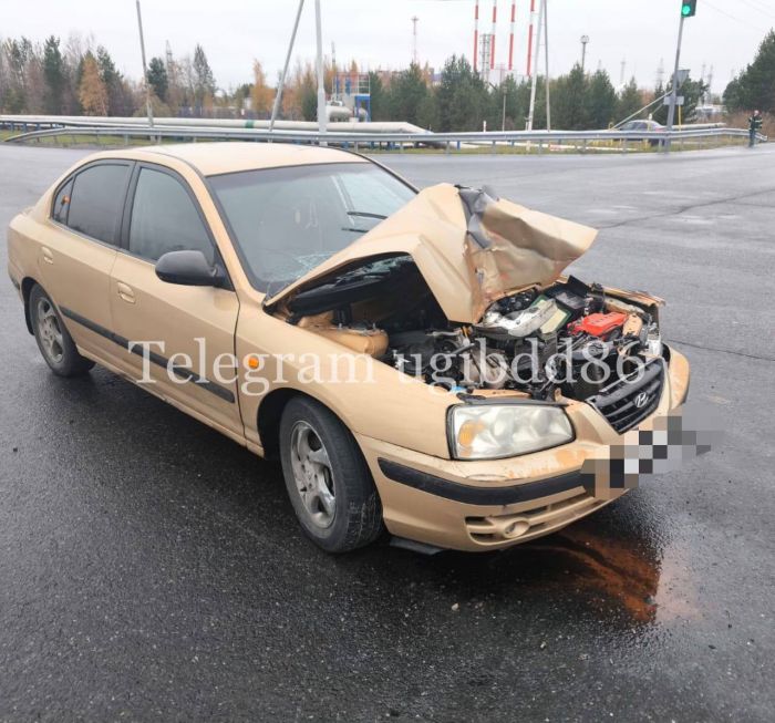 ​Водитель Hyundai пострадал в аварии с грузовиком в Сургутском районе
