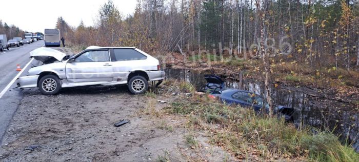​На трассе под Сургутом столкнулись три автомобиля: пострадал водитель легковушки