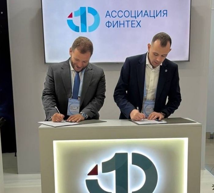 ​Банк Уралсиб и Сравни подписали соглашение о стратегическом партнерстве в сфере цифровых финансовых услуг
