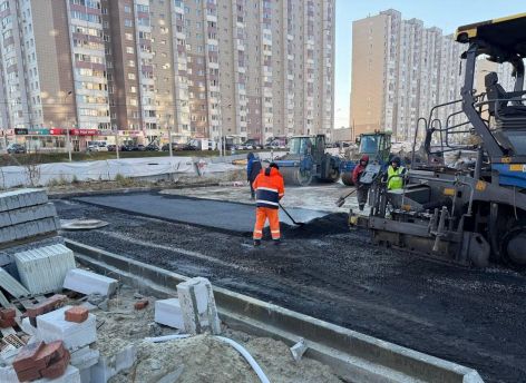 В Сургуте завершают благоустройство вокруг последнего проблемного дома в ЖК «Уютный-2»