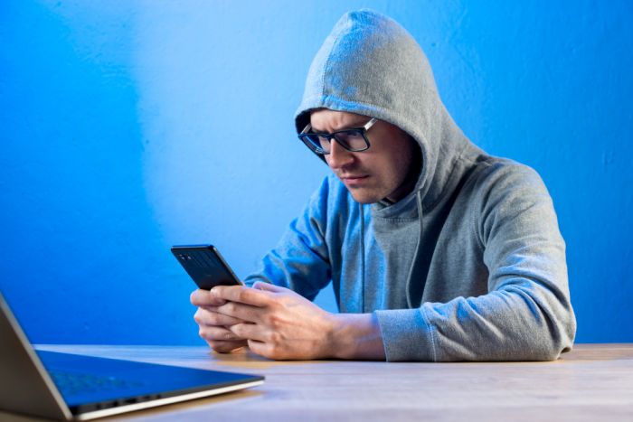 Роскомнадзор заявил о частичном ограничении работы Telegram и WhatsApp в России
