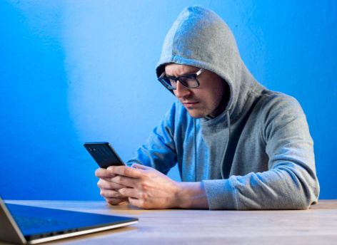Роскомнадзор заявил о частичном ограничении работы Telegram и WhatsApp в России