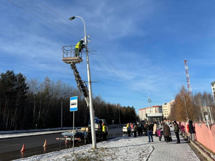 В Сургуте остановки подключают к электричеству, чтобы они грели круглосуточно