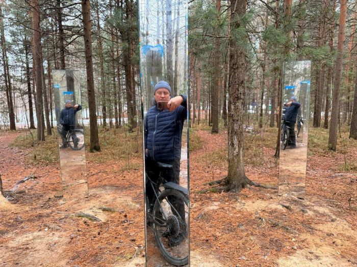 ​В парке «За Саймой» установили зеркальные столбы ‒ жители недоумевают, зачем