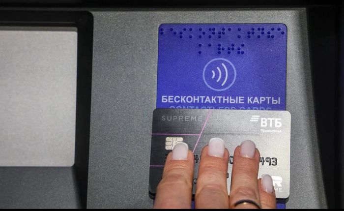 ​Россияне меняют привычки и оставляют наличные на подарки