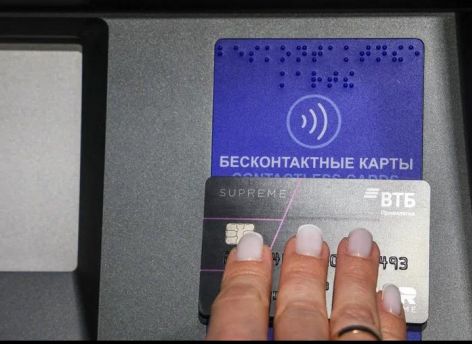​Россияне меняют привычки и оставляют наличные на подарки