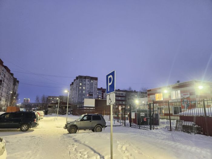​Возле школ и детсадов в 25-м мкр Сургута включили новые фонари