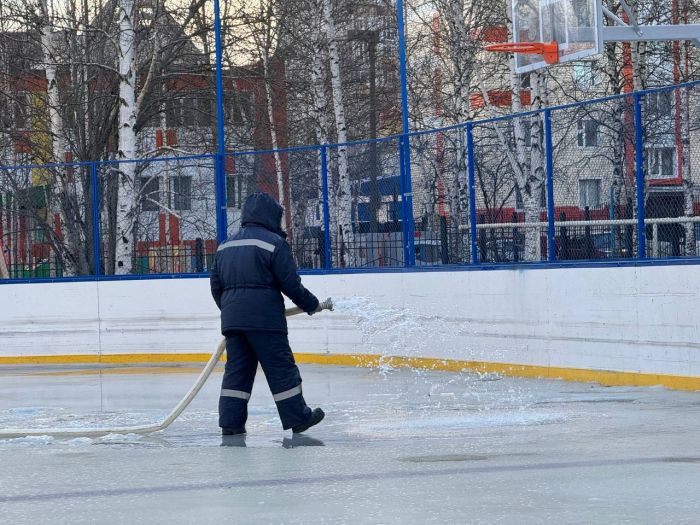 ​В Сургуте активно заливают новые катки