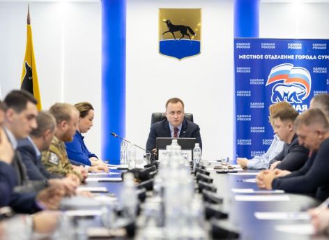 Максим Слепов поздравил «Единую Россию» с днем рождения и подчеркнул ее роль в развитии Сургута