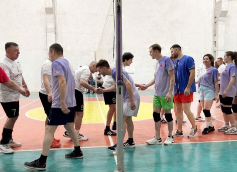 ​В Сургуте прошел первый день волейбольного турнира от ГК «Сибпромстрой»