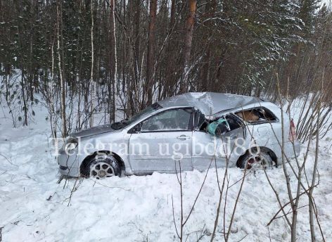 ​На трассе Сургут – Нижневартовск опрокинулась Toyota: пострадали два человека