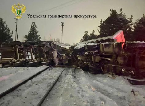 ​На переезде под Сургутом столкнулись поезд и грузовик