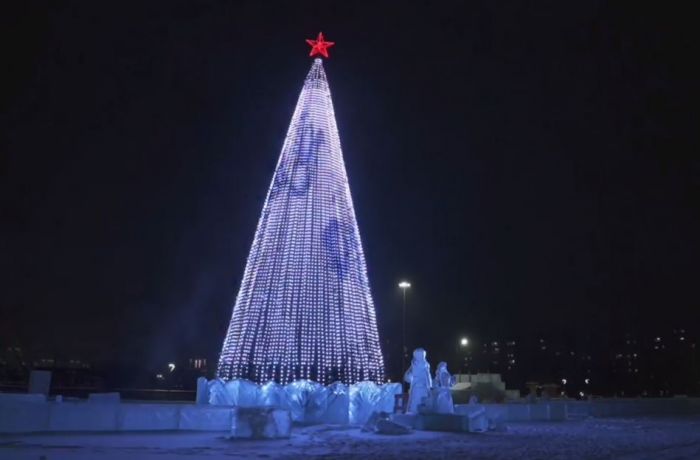 В Сургуте зажгли главную городскую елку на центральной площади
